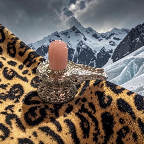 Silver Shivling with Rose Quartz Lingam The Silver Shivling with Rose Quartz Lingam is a beautifully crafted spiritual item that combines divine symbolism with the… ZILVER SHIVLING ROZE QUARTS 12 CM H/16 B