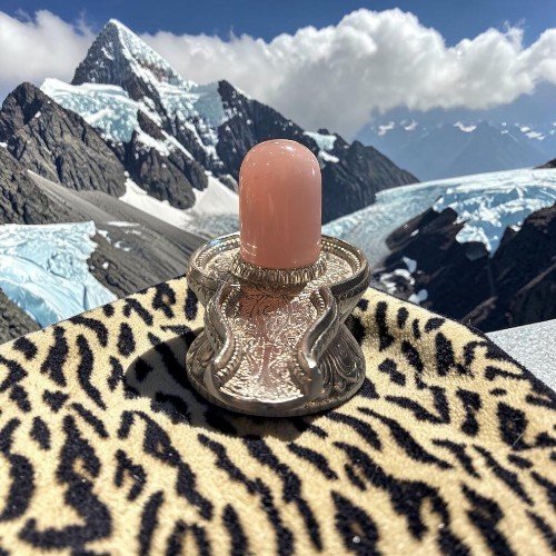 Silver Shivling with Rose Quartz Lingam The Silver Shivling with Rose Quartz Lingam is a beautifully crafted spiritual item that combines divine symbolism with the… ZILVER SHIVLING ROZE QUARTS 12 CM H/16 B