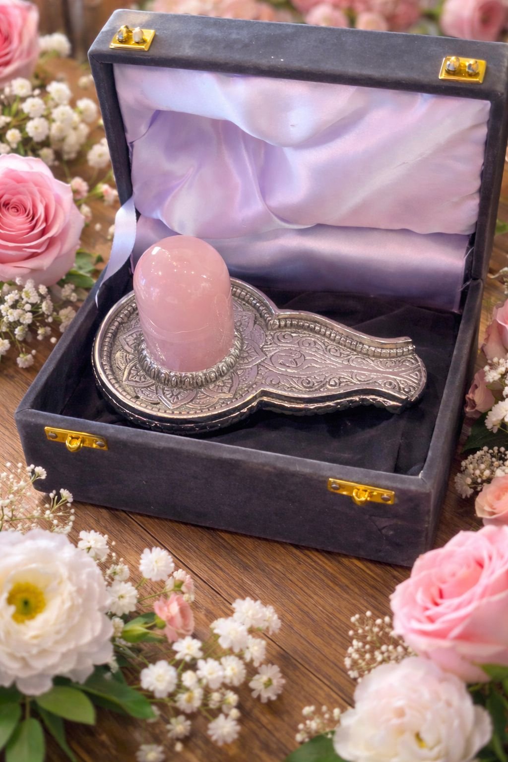 Silver Shivling with Rose Quartz Lingam The Silver Shivling with Rose Quartz Lingam is a beautifully crafted spiritual item that combines divine symbolism with the… ZILVER SHIVLING ROZE QUARTS 12 CM H/16 B
