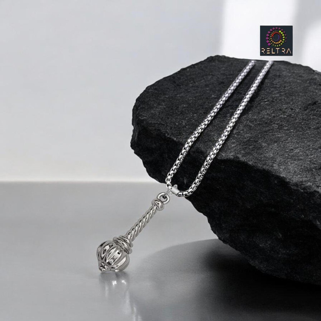 Material: Zinc & steel Color: silver Pendant Size: Width 1.5mm x Height 55mm More details: Antique Look Hindu god divine blessing Hanuman pendant, this is… GADDA HANUMAN DESIGN KETTING